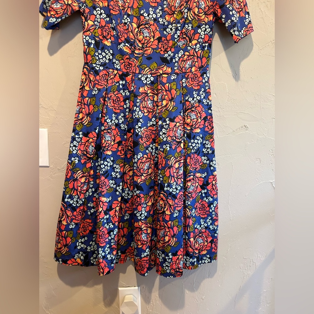 Beautiful floral dress - Picture 4 of 9